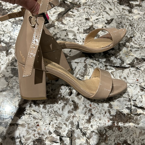 Chinese Laundry Nude Patent Block Sandal Heels Sz 6 - Picture 2 of 6